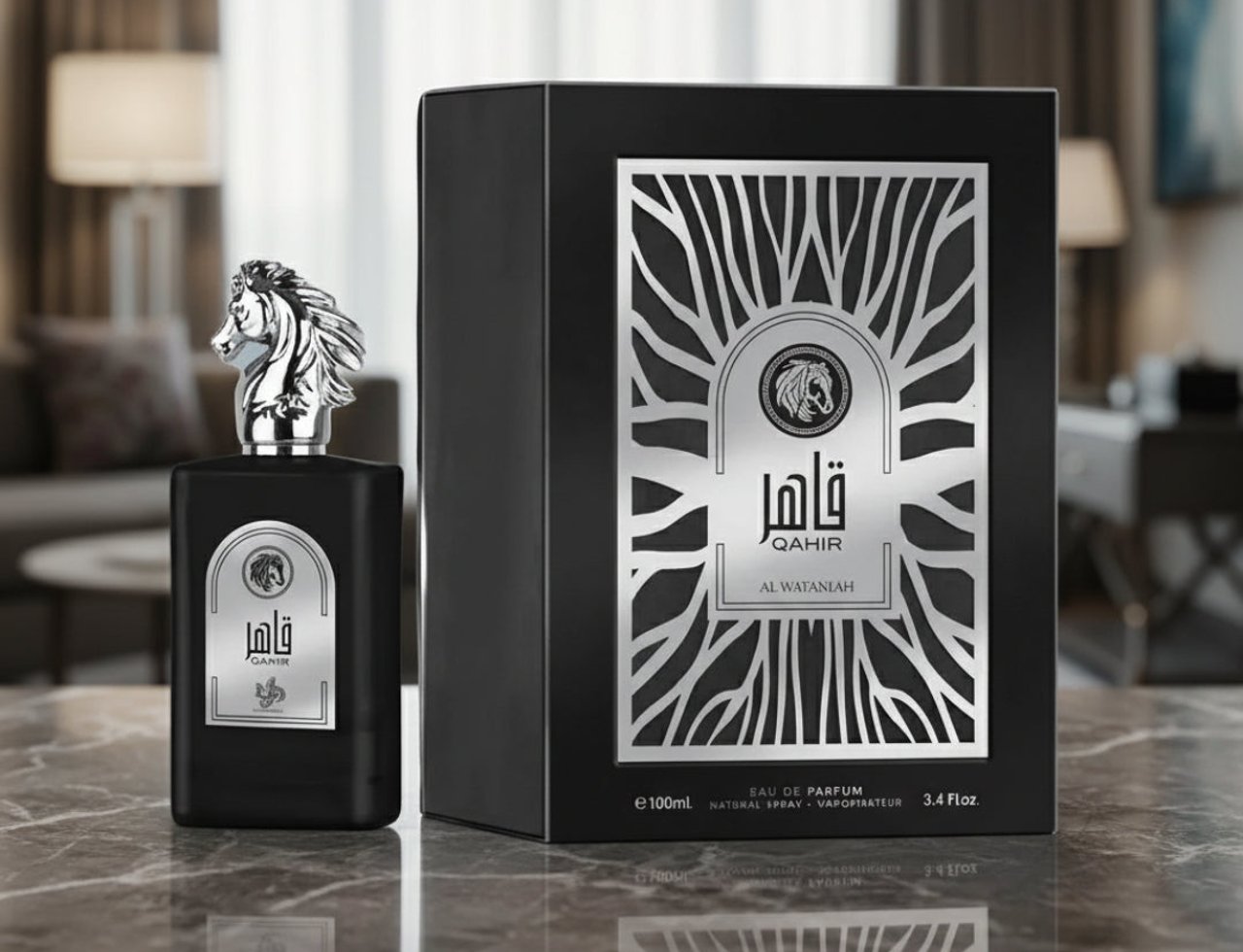Al Wataniah Qahir Man by Al Wataniah 100ml EDP Men - botol hitam dengan penutup kepala kuda perak, bersebelahan kotak hitam bertekstur belang zebra perak, di atas meja marmar