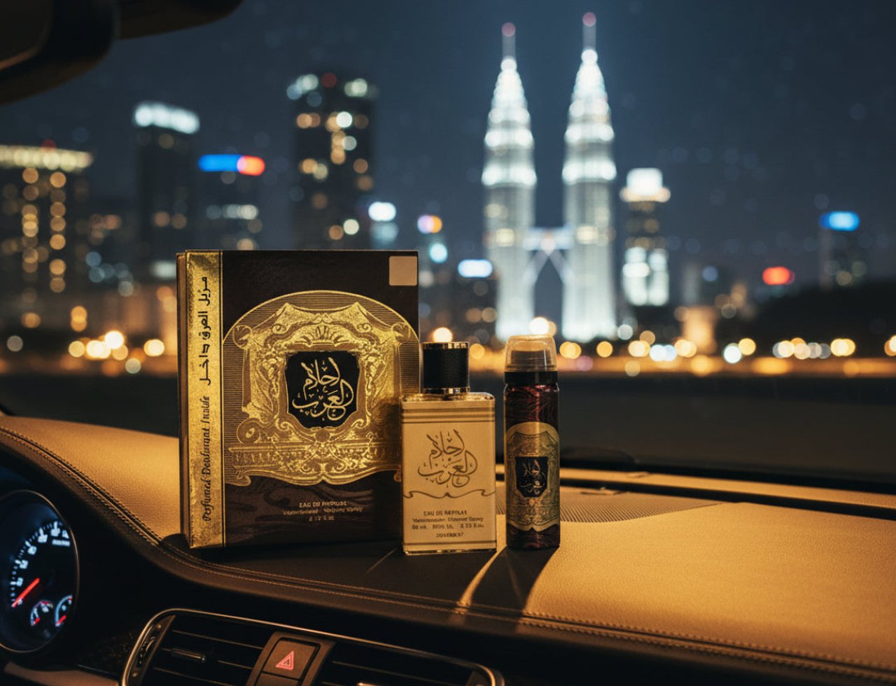 Ard Al Zaafaran Ahlam Al Arab EDP 80 ml Ard Al Zaafaran — Kotak dan dua botol wangian diletakkan di atas papan pemuka kereta pada waktu malam dengan latar belakang bandar KLCC yang bercahaya