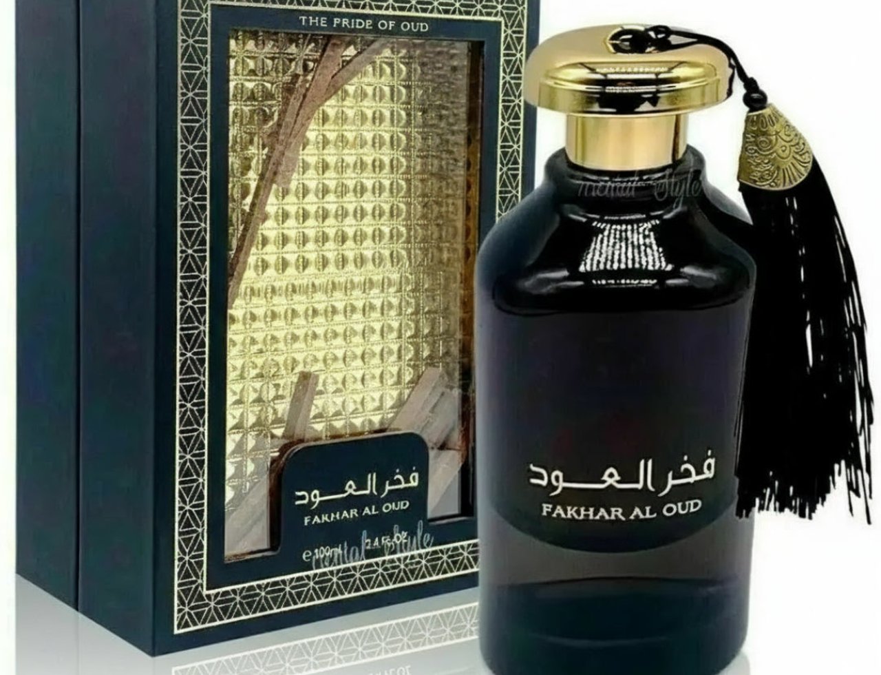 Ard Al Zaafaran Fakhar Al Oud by Ard Al Zaafaran – 100 ml Man - botol kaca gelap dengan penutup emas dan tassel hitam, kotak gelap dengan tingkap paparan berisi kayu oud