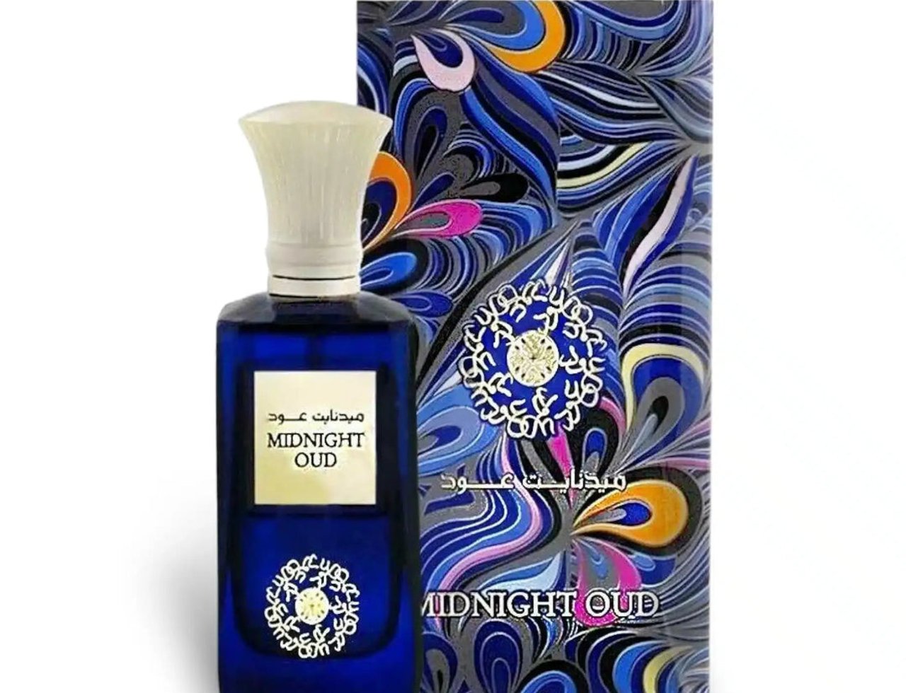 Ard Al Zaafaran Midnight Oud by Ard Al Zaafaran 100ml EDP Men — Botol minyak wangi biru gelap dengan penutup putih, label emas bertulis 'MIDNIGHT OUD' dan corak berpusar, diletakkan di sebelah kotak yang mempunyai corak abstrak biru dan warna-warni.