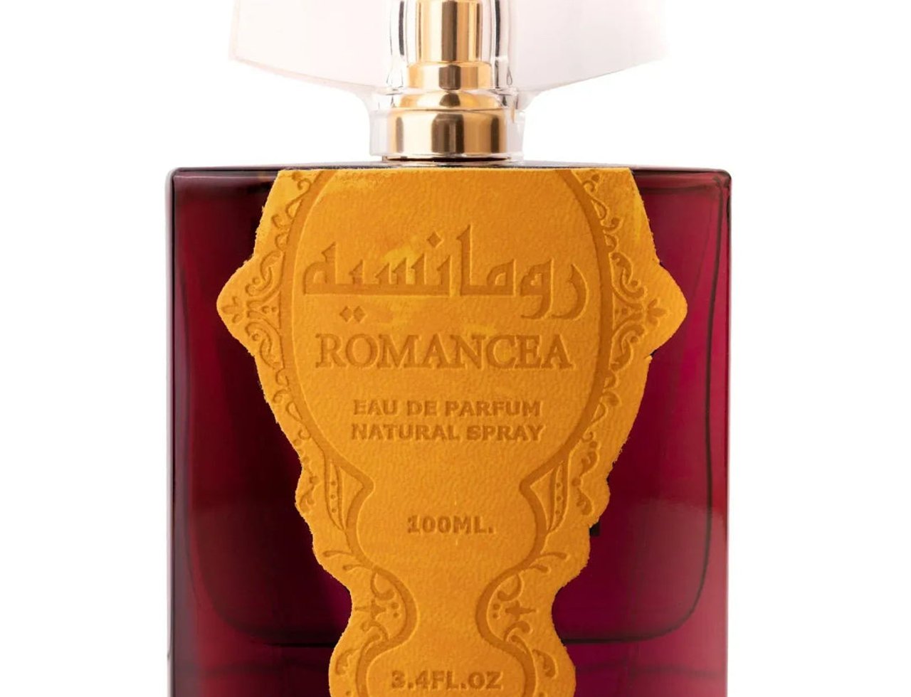 Ard Al Zaafaran Romancea by Ard Al Zaafaran – Botol kaca merah gelap dengan label oren bertekstur dan tulisan Arab serta Inggeris, penutup emas berkilat.