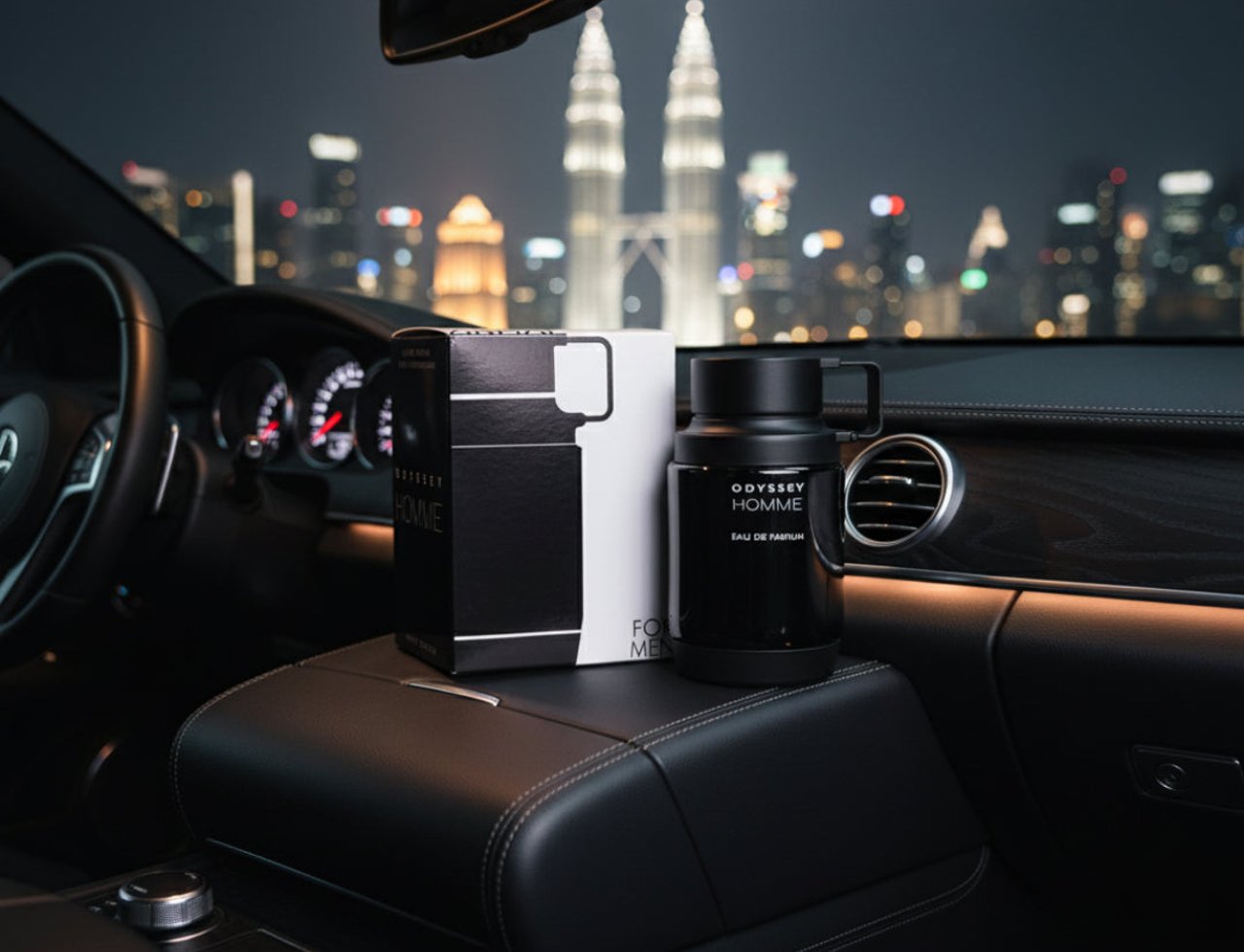 Armaf Armaf Odyssey Homme 100ml EDP Men — Set wangian lelaki dalam kotak hitam putih dan botol hitam, diletakkan di atas konsol kereta mewah dengan latar belakang bandar malam yang terang