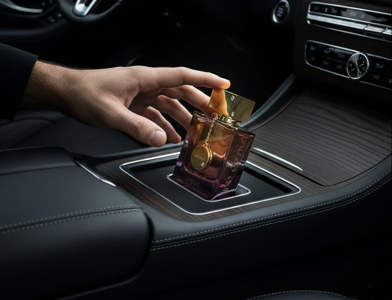 Armaf Club De Nuit Untold 105ml EDP — Tangan lelaki memegang botol wangian di dalam kereta mewah, dengan fokus pada botol berpenutup emas dan reka bentuk kaca berwarna.