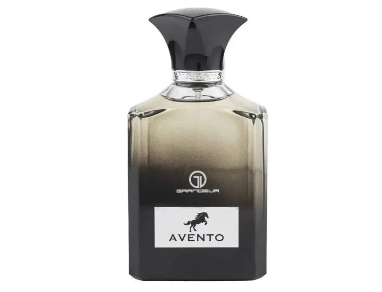Grandeur Avento Perfume Man 100ml EDP Grandeur — Botol minyak wangi kaca segi empat dengan cecair perang gelap ke cerah, penutup hitam berlekuk, dan label putih bergambar siluet kuda serta tulisan 'AVENTO' dan 'GRANDEUR'.
