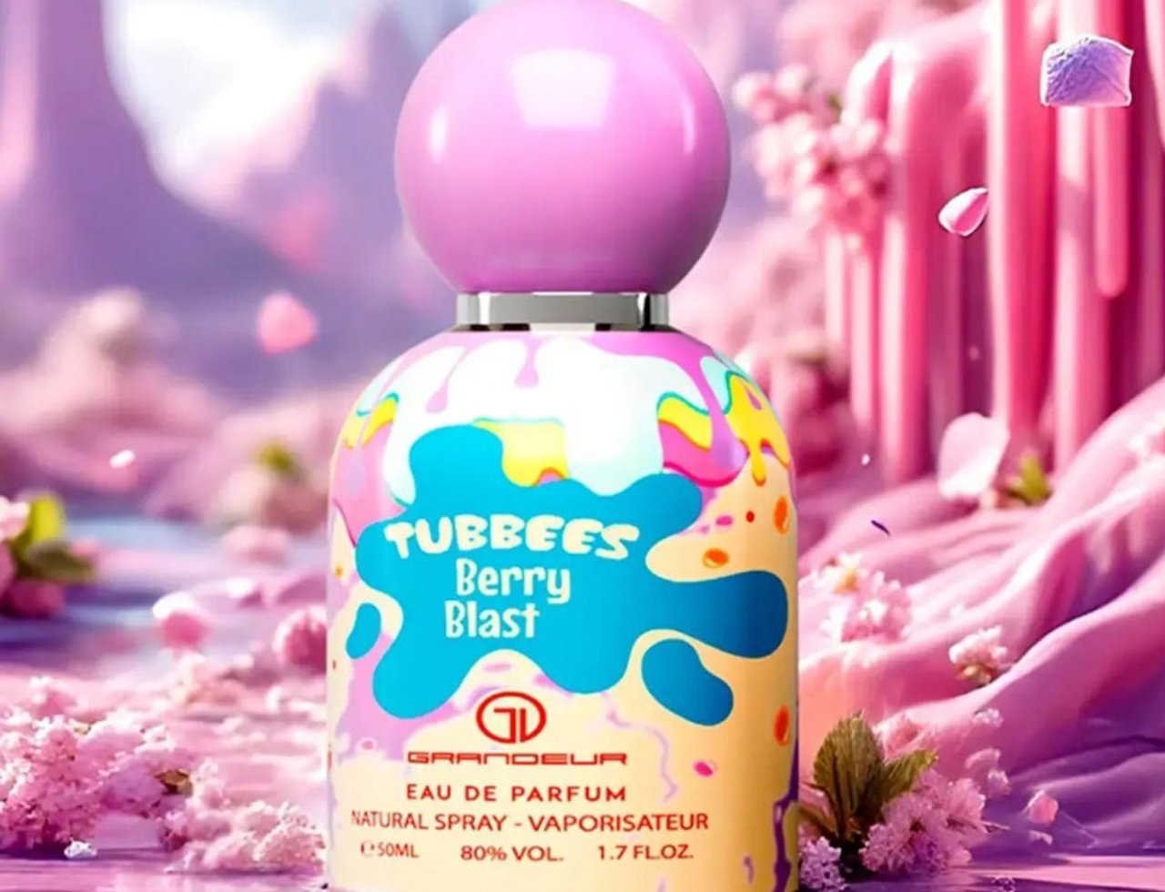 Grandeur Berry Blast by Grandeur Tubbees 50ml Woman — Botol pewangi berwarna-warni dengan penutup sfera merah jambu, berlatarkan landskap merah jambu pastel yang indah dengan kelopak merah jambu terapung.
