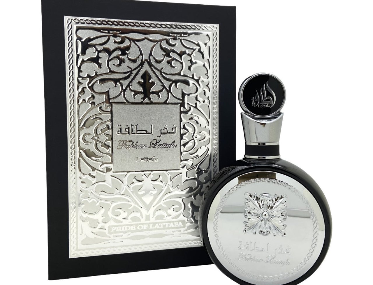 Lattafa Fakhar Silver by Lattafa 100ml EDP Men — Set wangian mewah dengan kotak hitam berhias perak dan botol kaca hitam berkilau dengan penutup perak