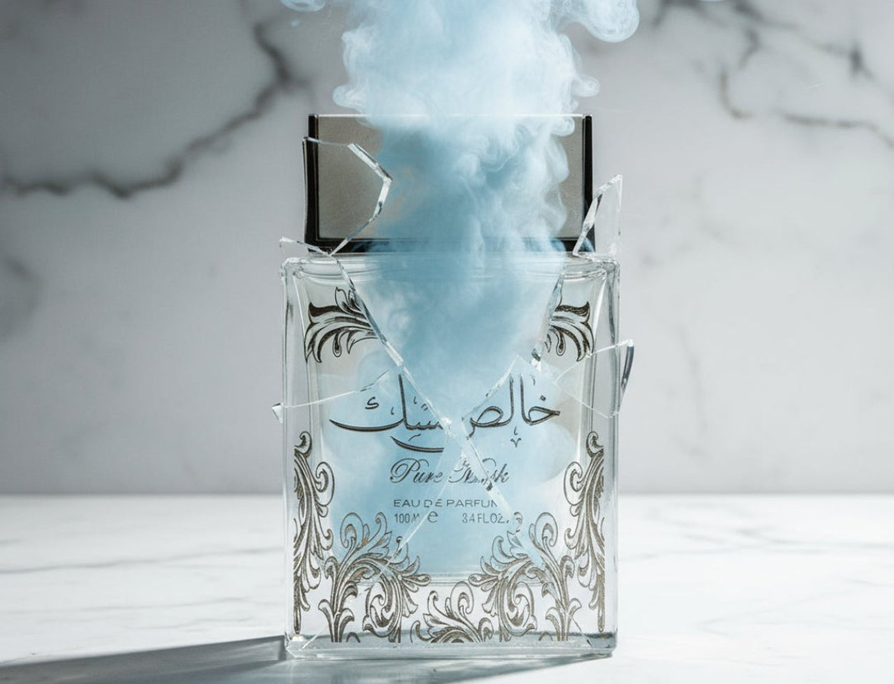 Lattafa Pure Musk by Lattafa (Khalis Musk) 100ml EDP — Botol minyak wangi kaca jernih dengan ukiran emas, retak dan mengeluarkan asap biru.