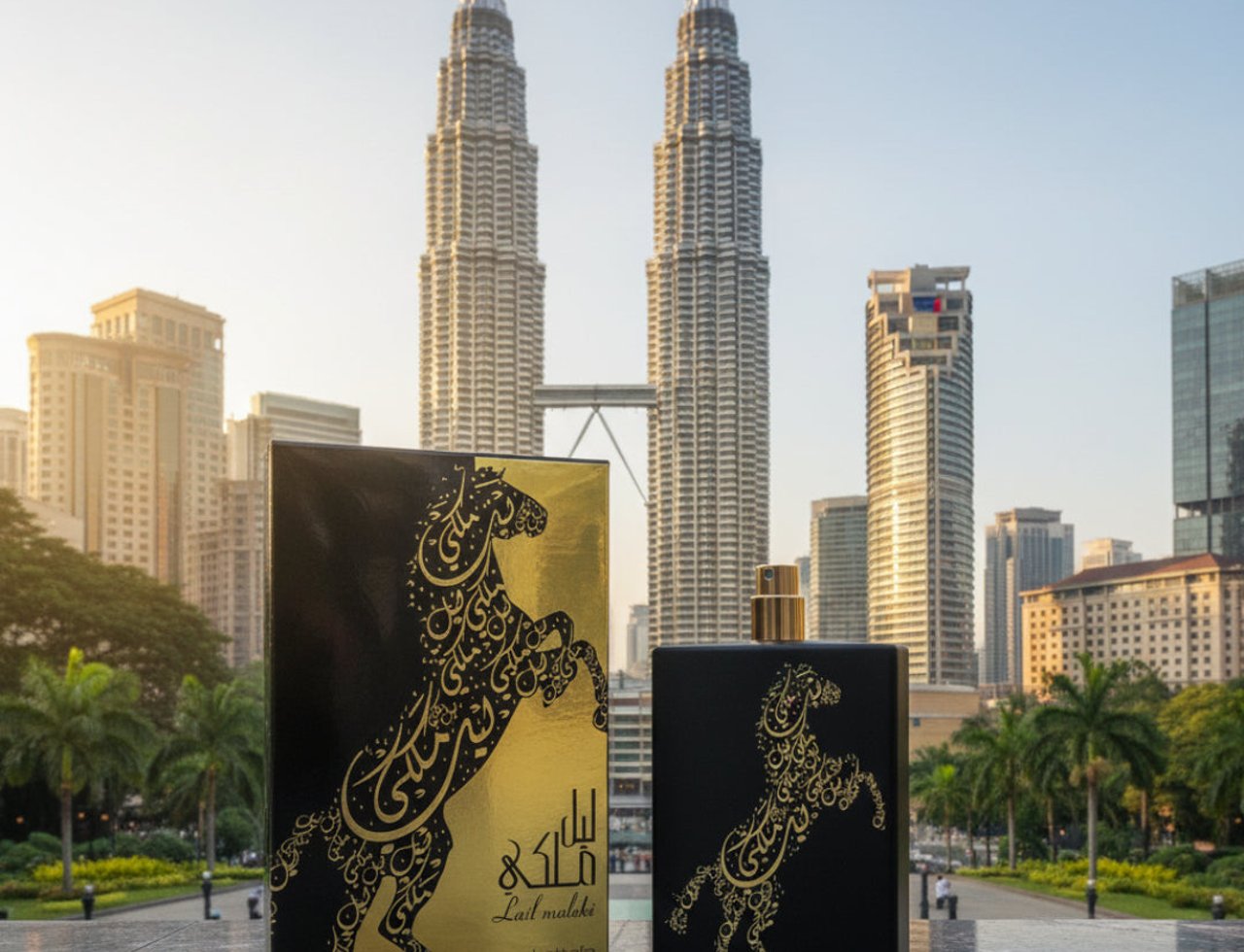 Lattafa Lail Maleki by Lattafa 100ml EDP Unisex — Kotak dan botol wangian hitam dengan rekaan kuda emas, berlatar belakang Menara Berkembar Petronas di Kuala Lumpur.