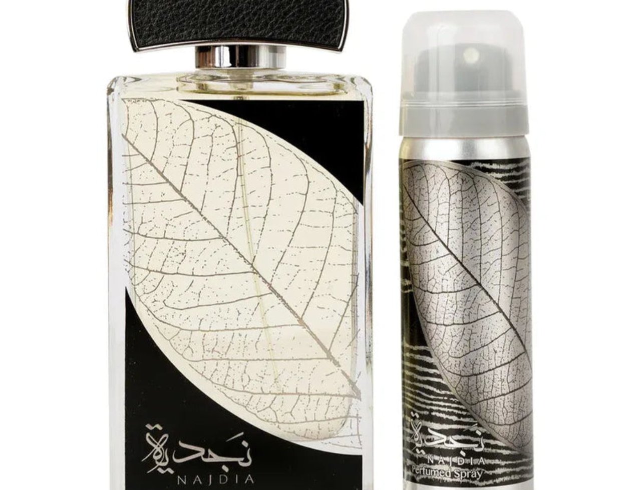 Lattafa Najdia by Lattafa – 100 ml untuk Lelaki, menampilkan botol minyak wangi kaca jernih dengan label hitam bermotif rangka daun putih dan botol semburan perak dengan reka bentuk sepadan.