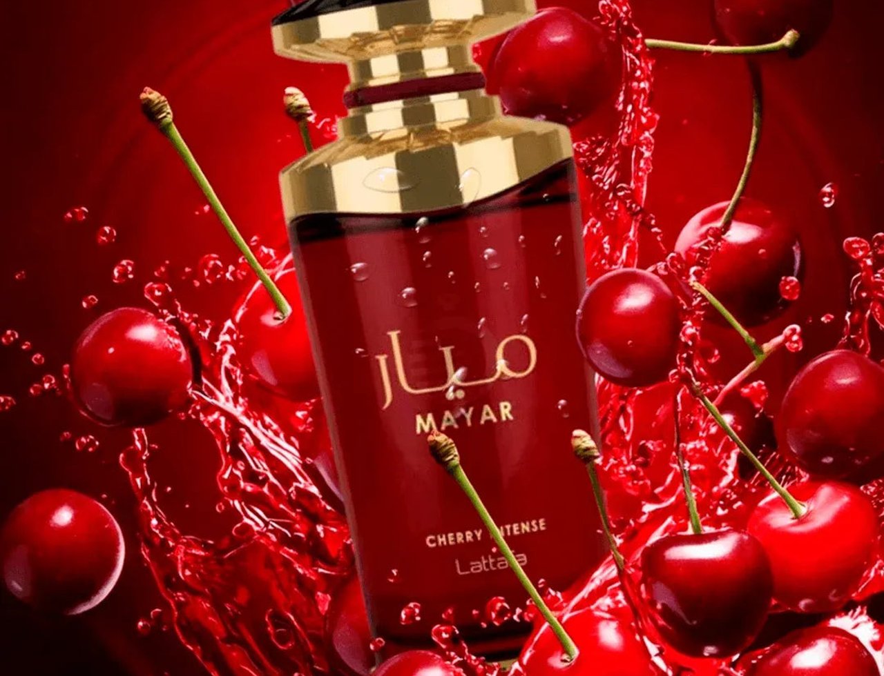 Lattafa Mayar Cherry Intense Lattafa 100ml EDP — Botol minyak wangi merah bertutup emas dikelilingi percikan cecair merah dan buah ceri segar.