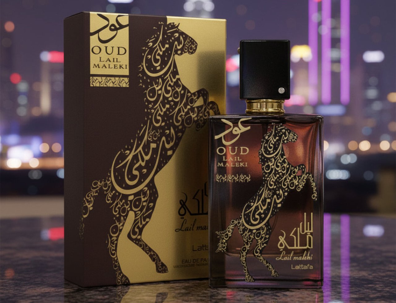 Lattafa Oud Lail Maleki by Lattafa 100 ml Unisex — Kotak dan botol minyak wangi coklat keemasan berhias kuda, di latar belakang langit bandar malam yang kabur.