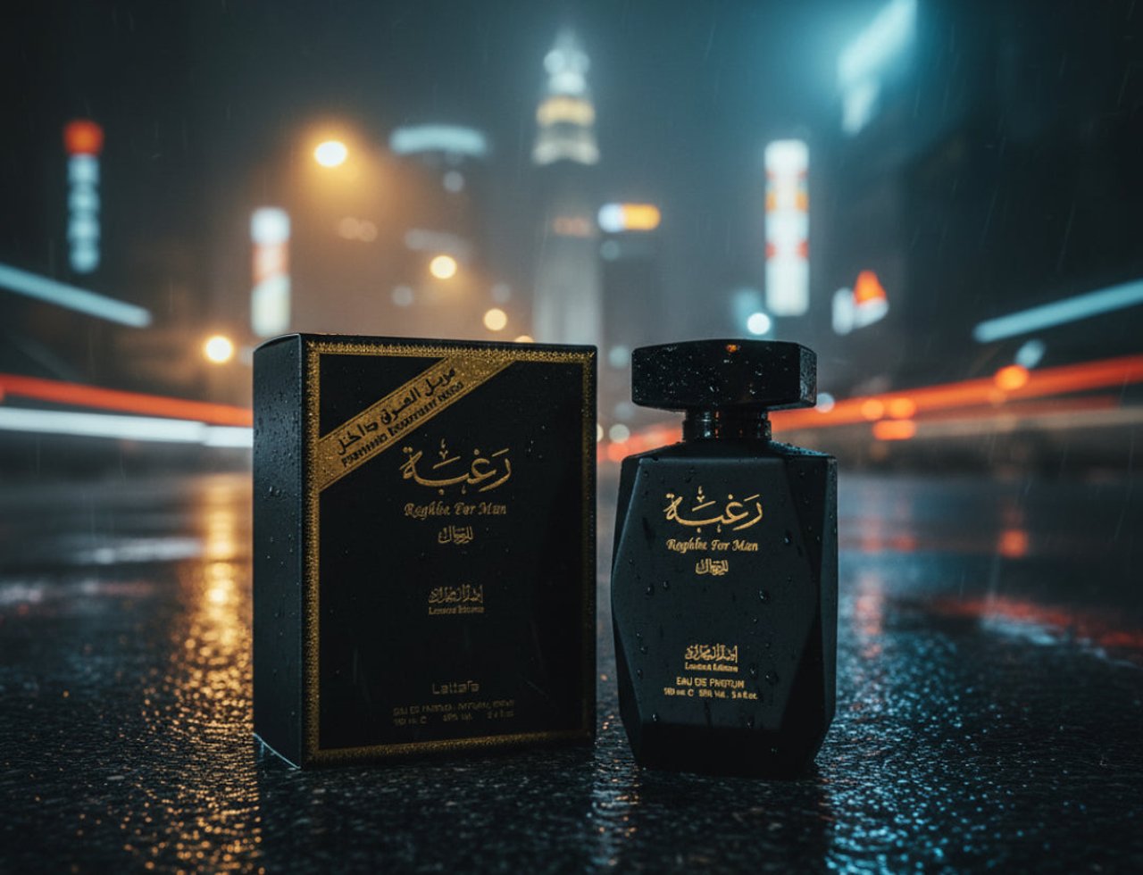 Lattafa Raghba for Men Lattafa 100ml EDP — Set botol dan kotak minyak wangi hitam di atas jalan basah yang memantul pada waktu malam dengan lampu bandar yang kabur di latar belakang.