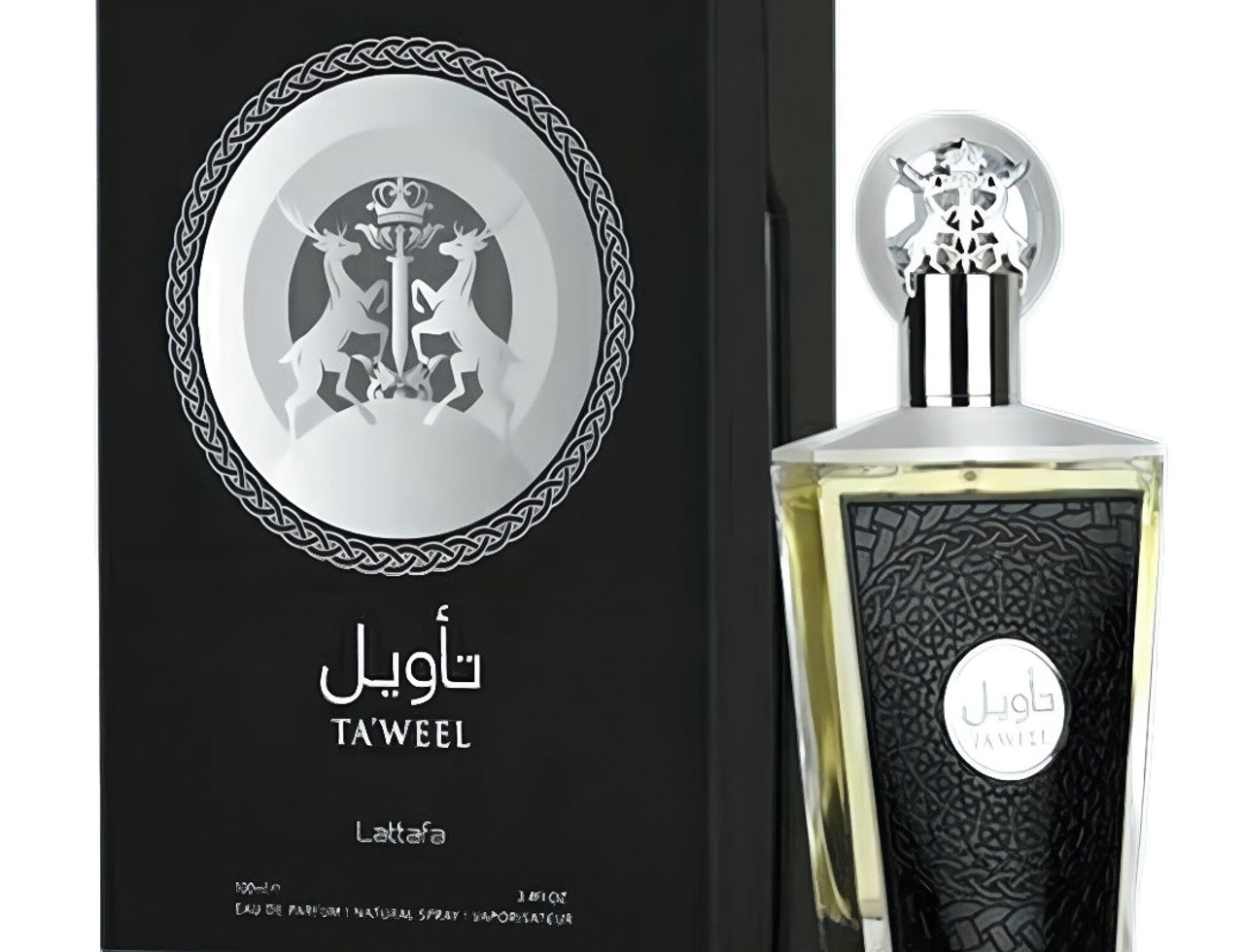 Lattafa Taweel 100ml EDP Unisex — Kotak hitam dengan lambang rusa perak dan bingkai berhias, bersebelahan botol minyak wangi kaca jernih dengan panel bertekstur hitam dan penutup perak.