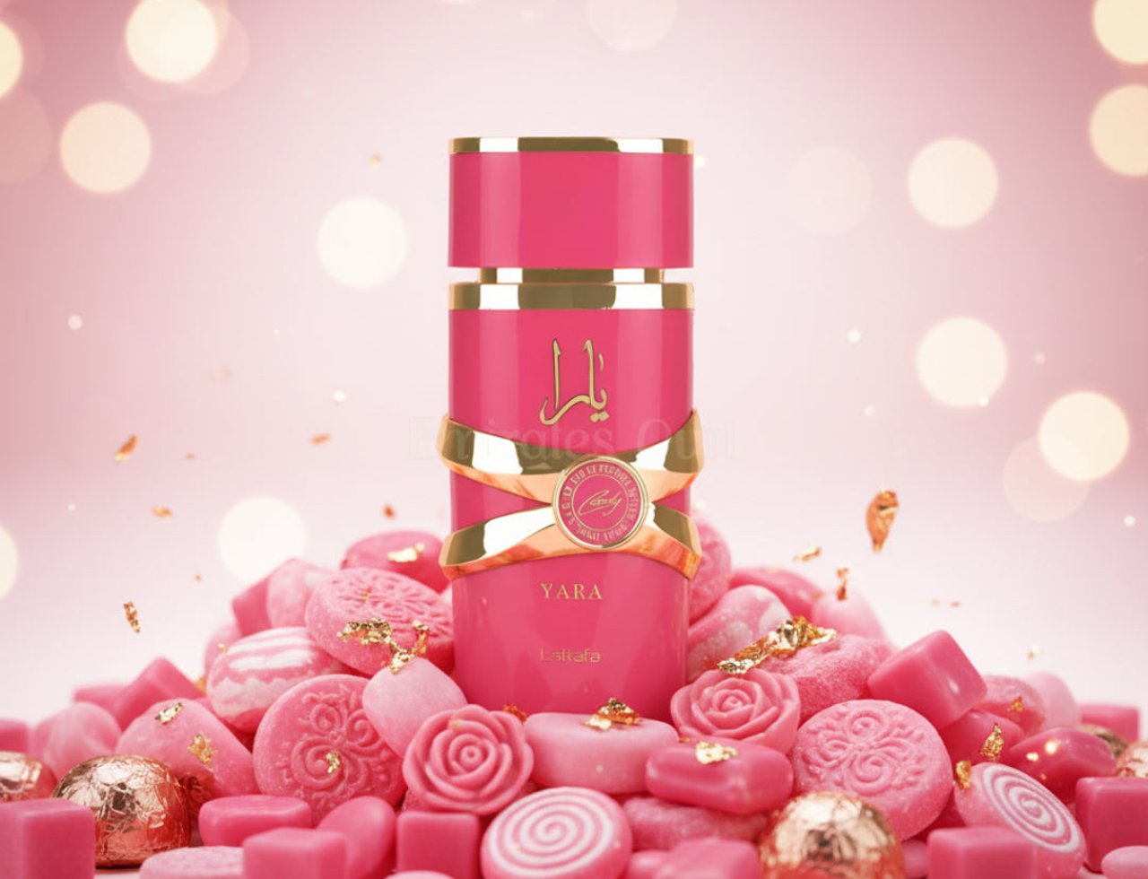 Lattafa Yara Candy by Lattafa 100ml EDP Women — Botol minyak wangi pink dikelilingi gula-gula pink dan serpihan emas, dengan lampu bokeh di latar belakang.