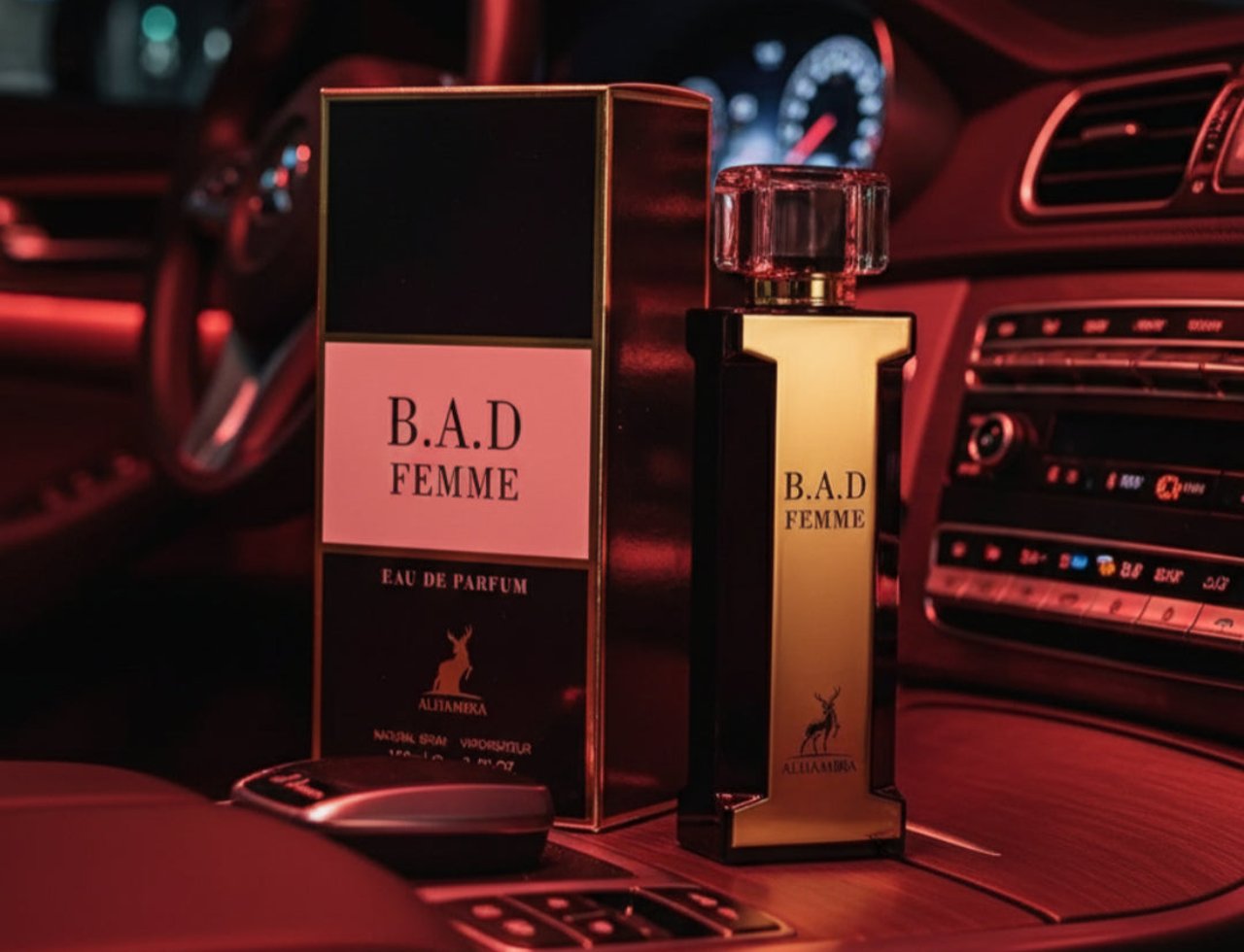 Maison Alhambra B.A.D. Femme by Maison Alhambra 100 ml — Botol dan kotak minyak wangi dipamerkan di papan pemuka kereta pada waktu malam, dengan pencahayaan merah.