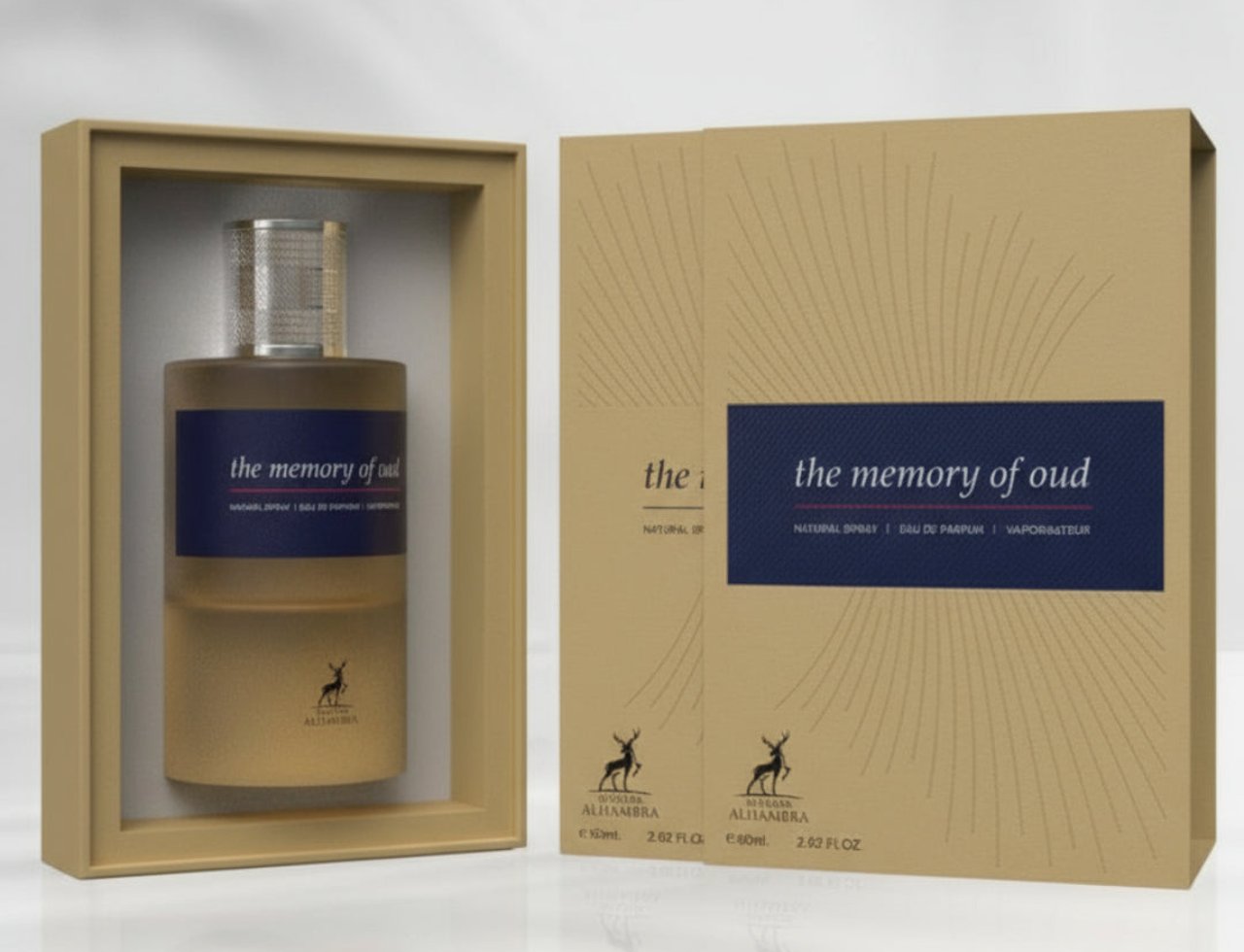 Maison Alhambra The Memory Of Oud EDP 100ml — Kotak berbingkai emas memaparkan botol minyak wangi kaca jernih dengan label biru navy. Kotak luar yang sepadan turut dipaparkan.