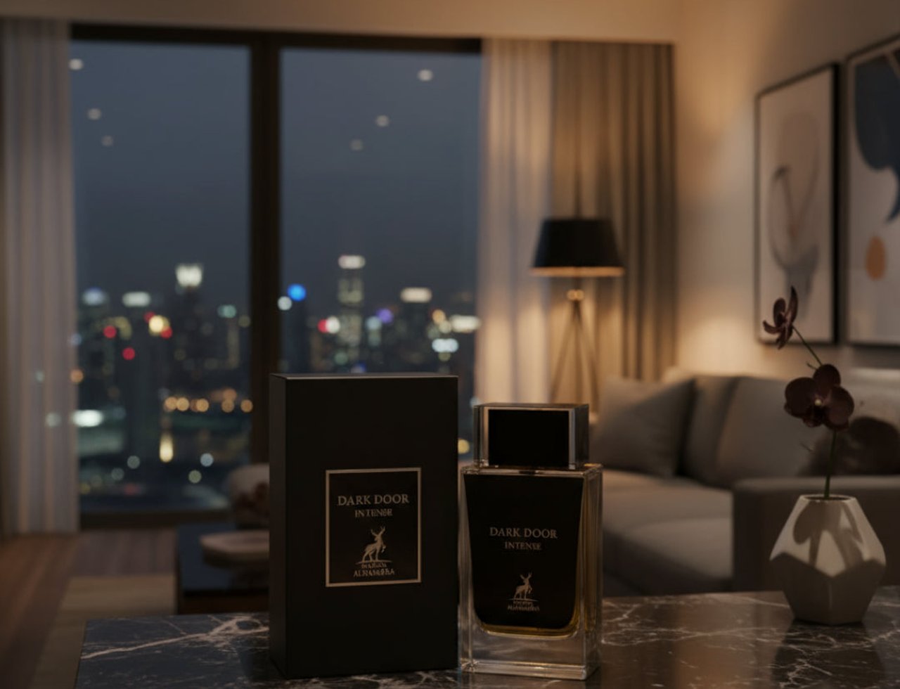 Maison Alhambra Dark Door Intense — Kotak wangian hitam dan botol kaca jernih Dark Door Intense oleh Maison Alhambra, dipamerkan di atas meja marmar dengan pemandangan langit bandar pada waktu malam melalui tingkap besar.