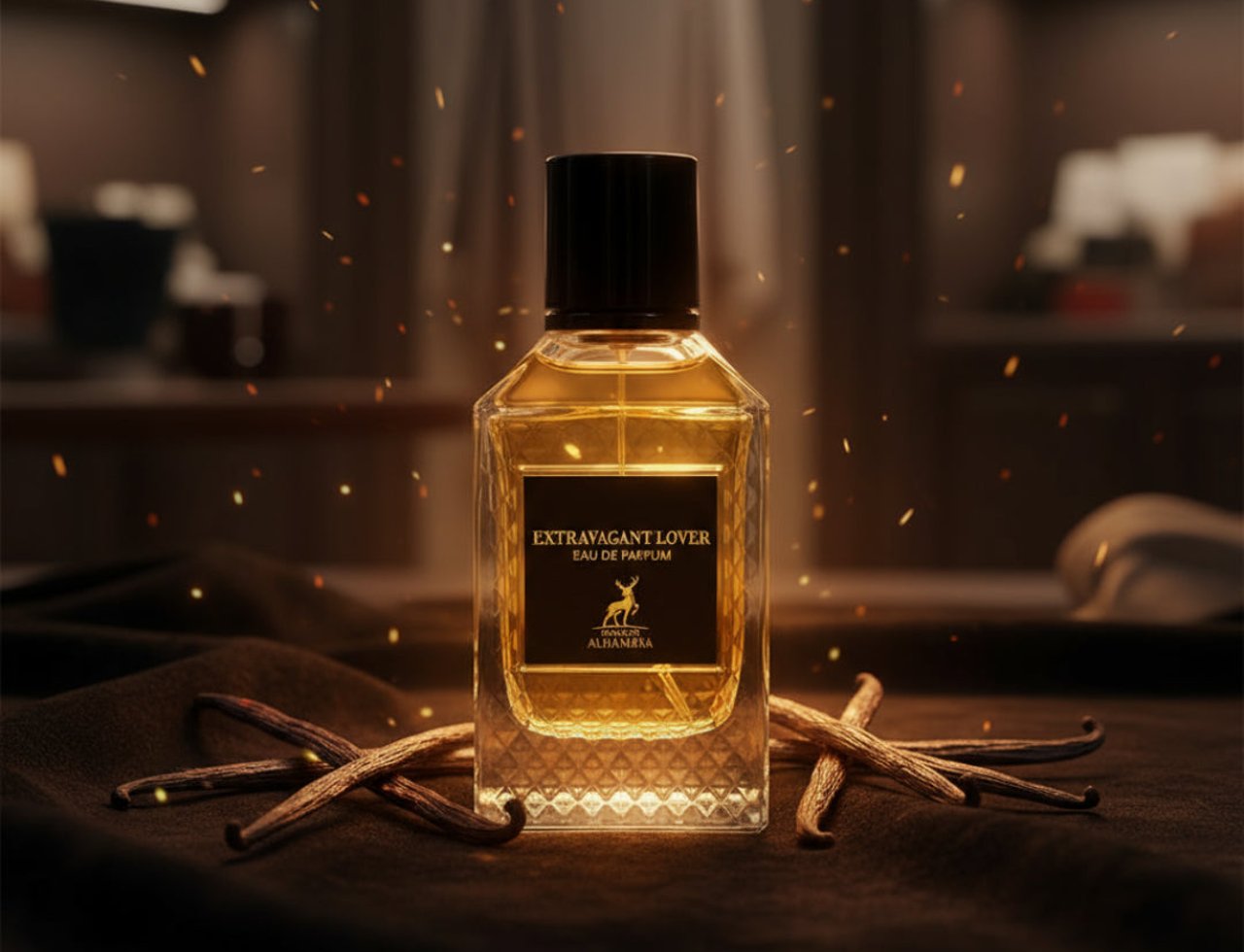Maison Alhambra Extravagant Lover Eau De Parfum — Botol minyak wangi kaca jernih berisi cecair keemasan, penutup hitam, dan label gelap berlogo rusa, dikelilingi buah vanila di atas permukaan fabrik gelap, dengan latar belakang kabur dan percikan keemasan.