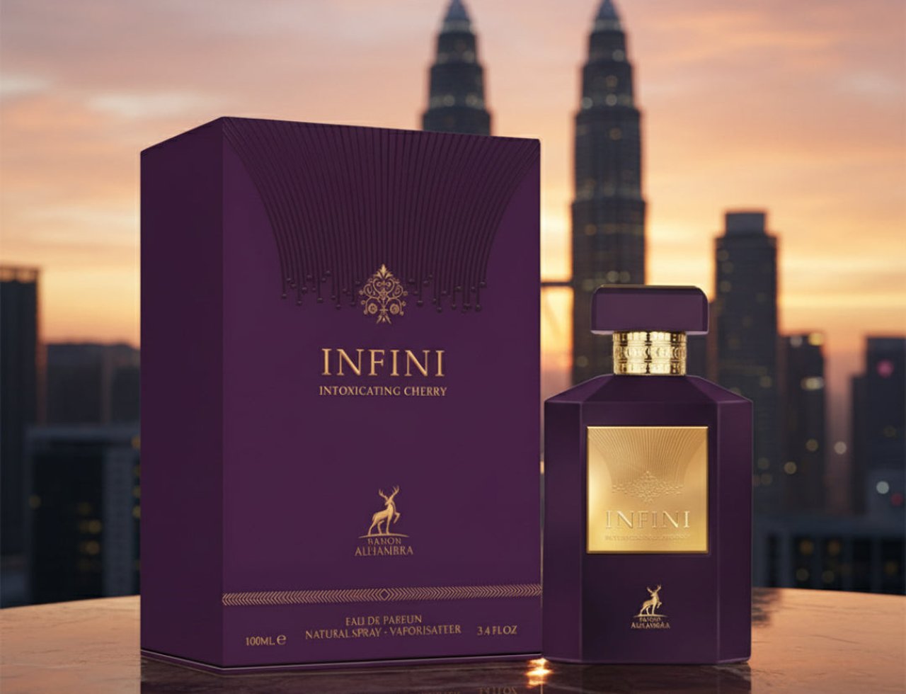 Maison Alhambra Infini Intoxicating Cherry — Set botol dan kotak pewangi ungu berlatar belakang langit bandar waktu senja.