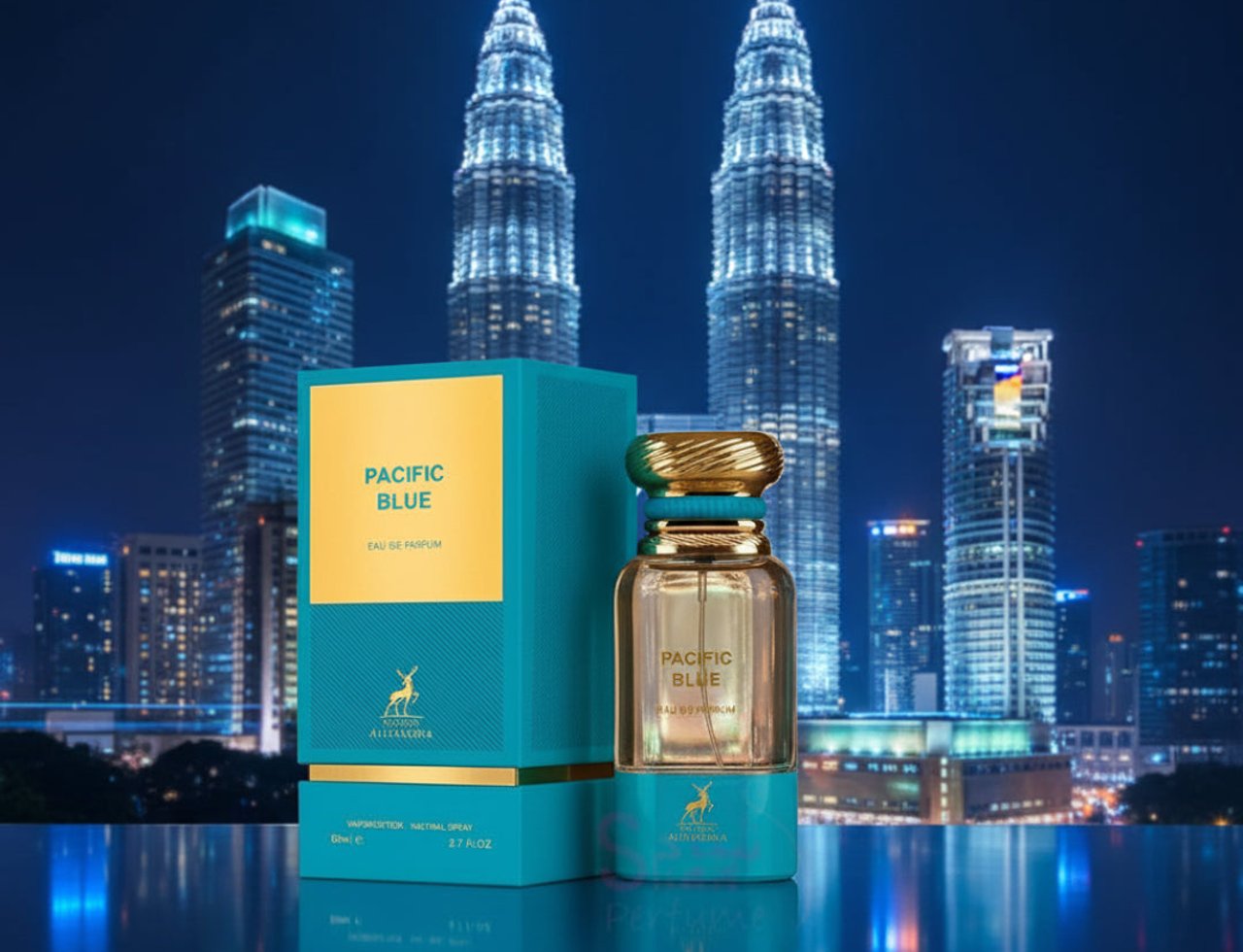 Maison Alhambra Pacific Blue by Maison Alhambra 80ml Man — Kotak teal dan botol kaca wangian Pacific Blue, bertutup emas, berlatar belakang pemandangan bandar malam dengan Menara Berkembar Petronas.