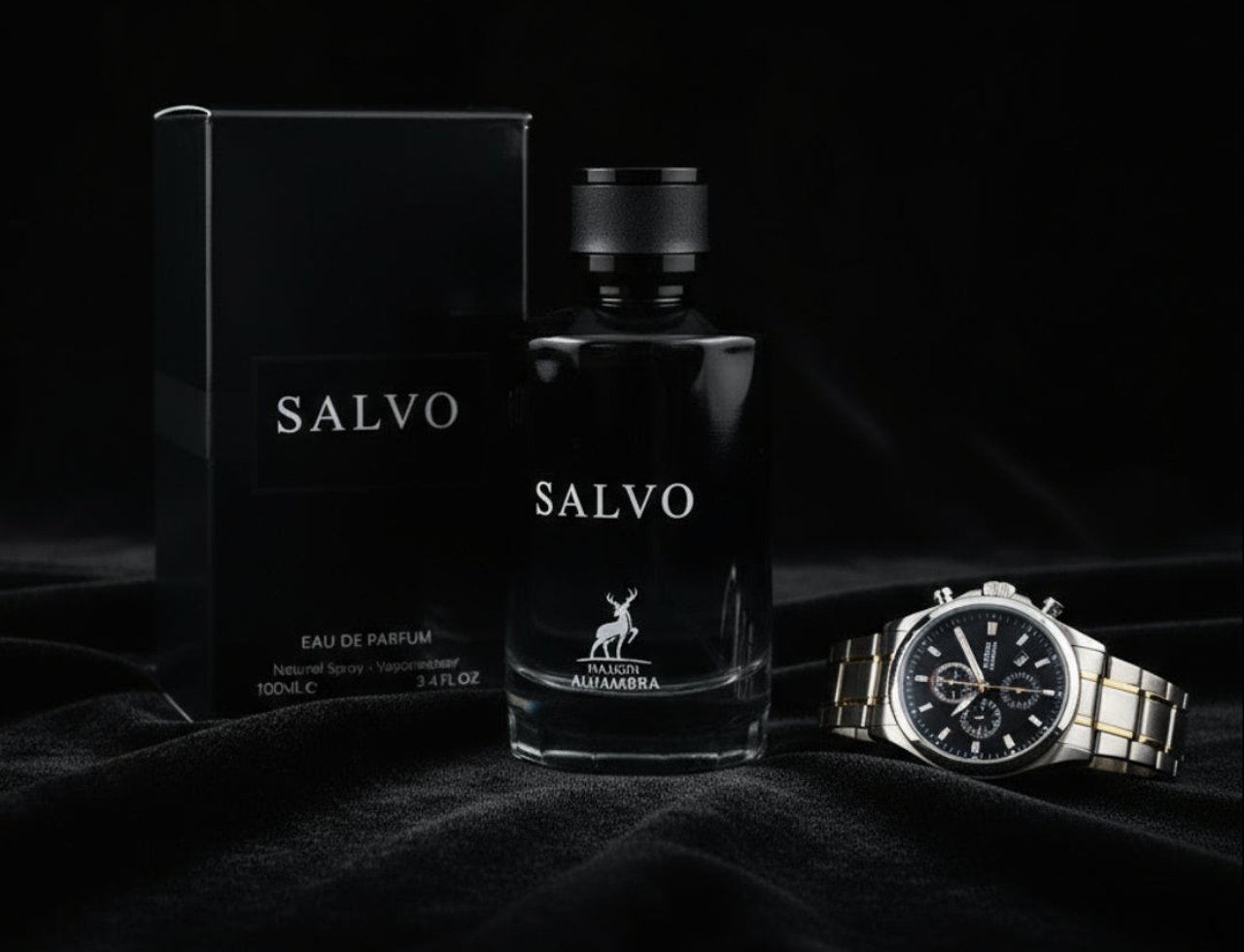 Maison Alhambra Salvo by Maison Alhambra For Him 100ml — Botol dan kotak wangian hitam bersama jam tangan perak dan emas di atas latar fabrik gelap