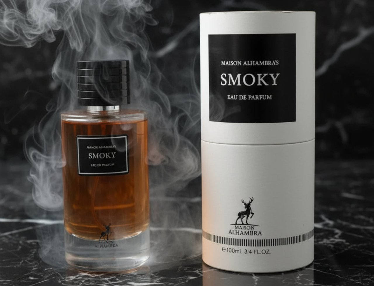 Maison Alhambra Smoky by Maison Alhambra 100ml EDP Unisex — Botol minyak wangi kaca berisi cecair perang dan penutup hitam diletakkan bersebelahan kotak silindernya, dikelilingi asap di atas latar belakang marmar gelap.