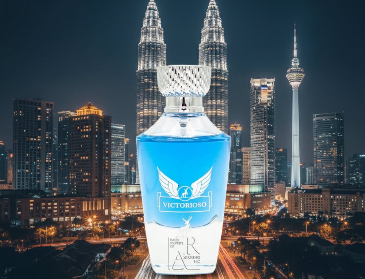 Maison Alhambra Victorioso by Maison Alhambra 100ml EDP Men — Botol minyak wangi kaca jernih berisi cecair biru dan penutup perak, berlatar belakang pemandangan bandar malam dengan pencakar langit bercahaya dan kesan cahaya di lebuh raya.