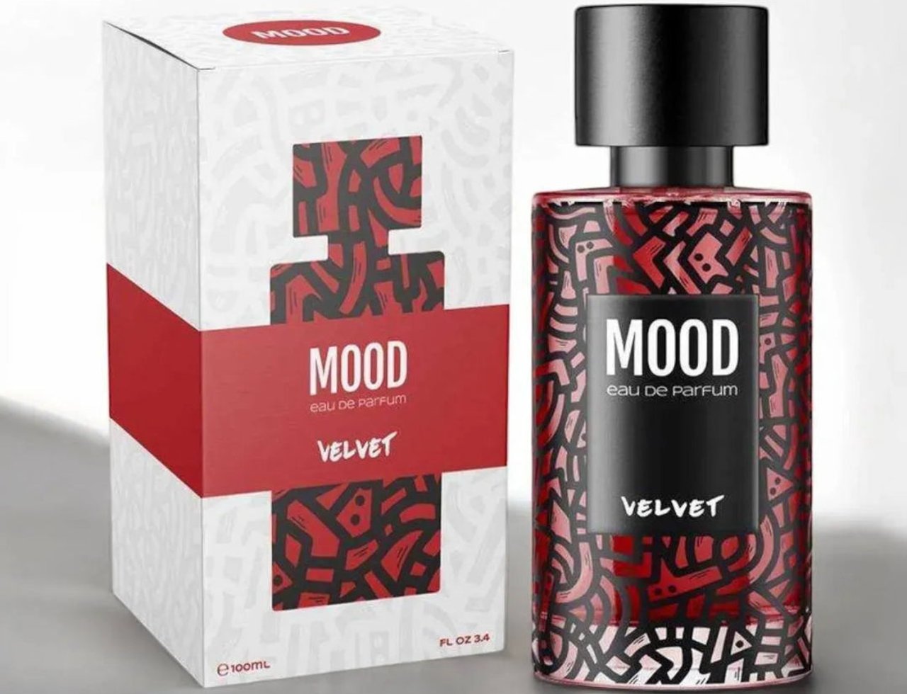 Mood Perfume Mood Velvet For Her 100 ml EDP — Botol minyak wangi corak merah hitam dan kotak sepadan dipamerkan bersebelahan di atas permukaan kelabu.