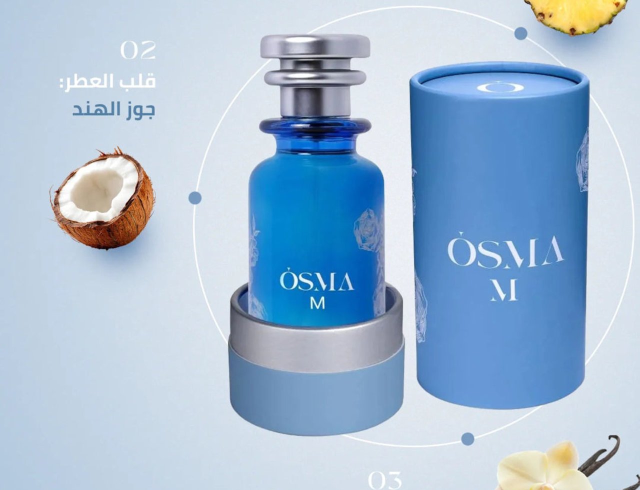 Osma Osma M Nanas & Vanila 150ml EDP — Botol minyak wangi biru bertutup perak, bersebelahan kotak silindernya yang biru. Sebiji kelapa separuh, hirisan nanas, dan buah vanila bersama orkid kelihatan.