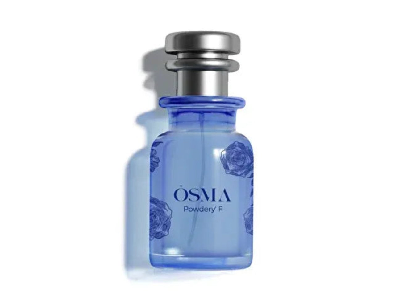 Osma Paudree F Roses & Musk 75ml EDP — Botol minyak wangi kaca biru bertudung perak, dihiasi motif bunga ros biru, bayangnya jatuh di latar belakang putih.