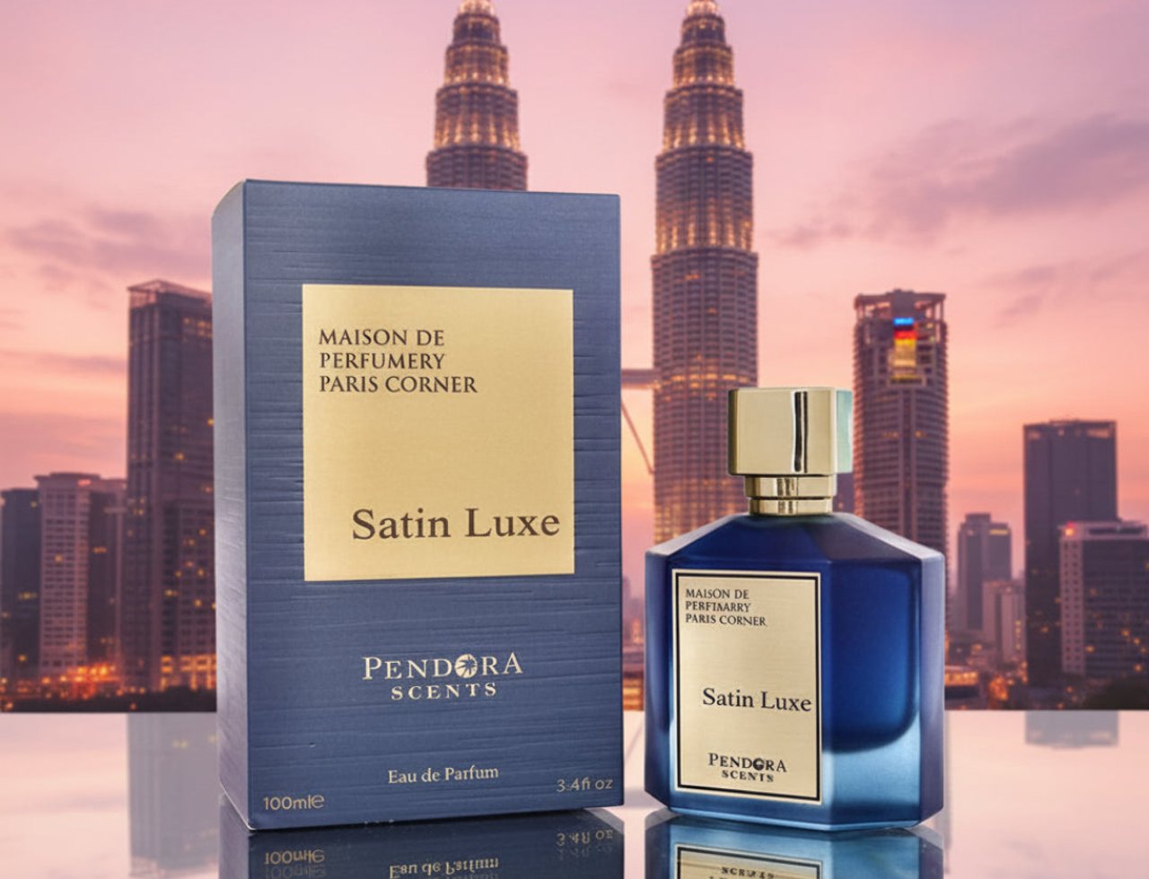 Paris Corner Satin Luxe oleh Paris Corner Pendora Scents 100 ml — Botol minyak wangi kaca biru bertudung emas dan kotak biru sepadan, berlatar belakang langit bandar waktu senja.