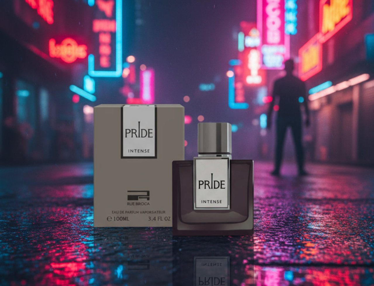 Rue Broca Pride Intense Rue Broca 100ml EDP Men — Botol minyak wangi Pride Intense Rue Broca dan kotaknya dipamerkan di jalan basah yang memantul pada waktu malam, dengan lampu neon kabur di latar belakang.