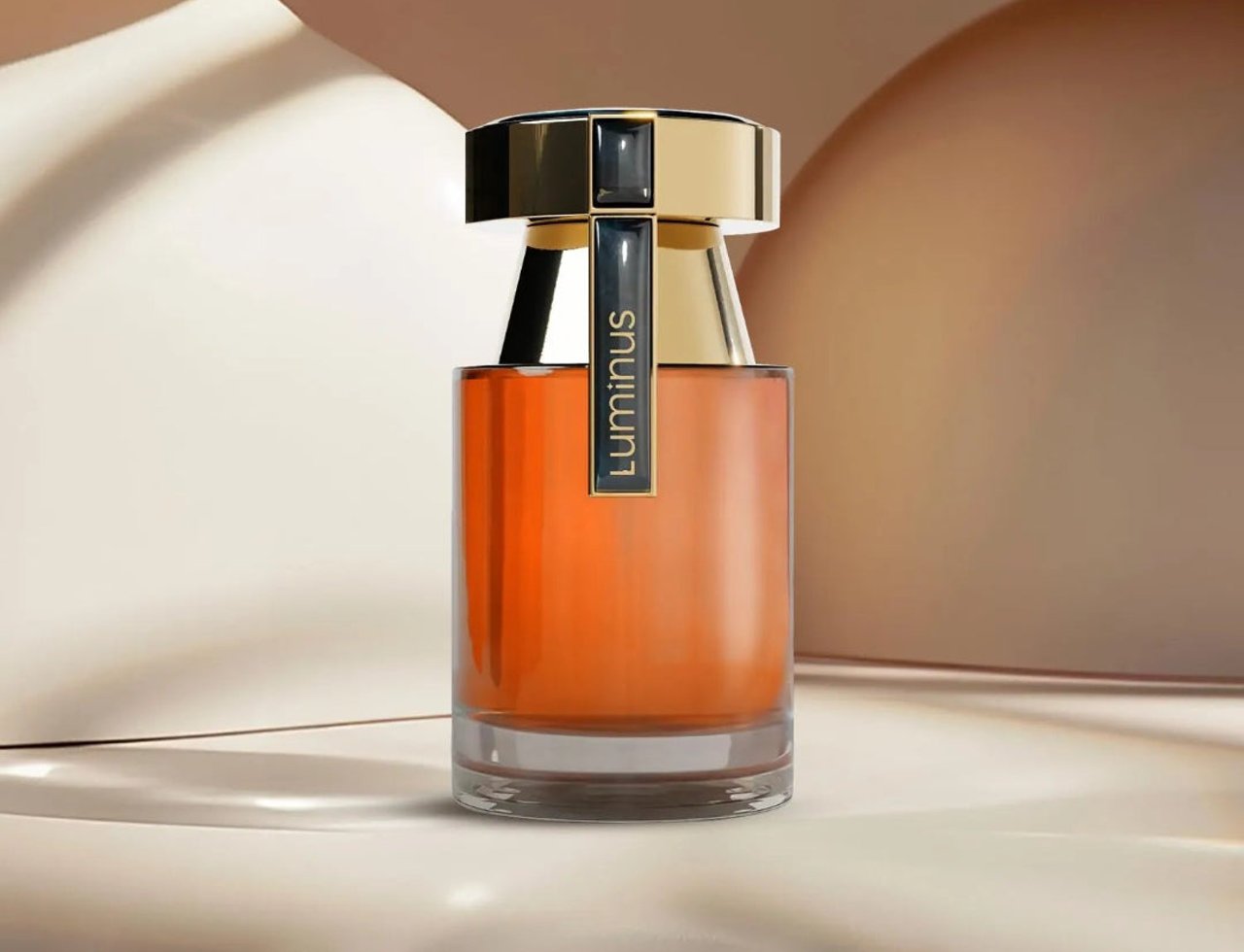 Rue Broca Luminus Pour Femme 100ml EDP — Botol minyak wangi tona jingga keemasan dengan penutup emas dan hitam, berlabel gelap tertulis 'Luminus', latar belakang berlekuk lembut.