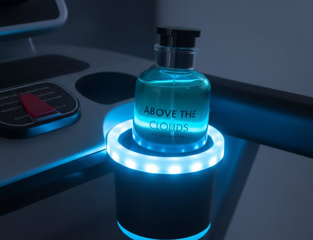 Above the Clouds by Volare 100 ml Men — Botol wangian biru jernih diletakkan di dalam pemegang cawan bercahaya biru, dengan butiran teks pada botol dan pemegang cawan.