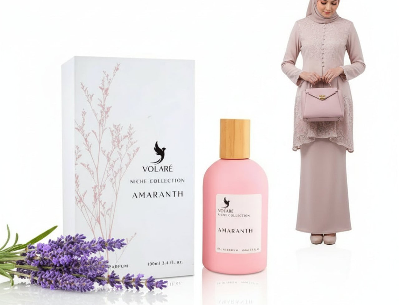 Botol dan kotak minyak wangi Volare Amaranth Niche by Volare – 100 ml for Her bersama tangkai lavender dan wanita berbaju tradisional memegang beg tangan