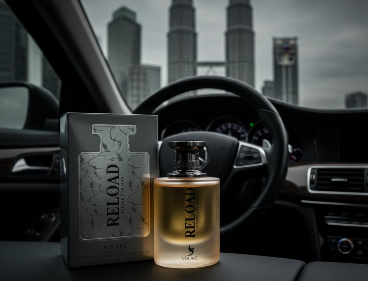 Botol minyak wangi Volare Reload Intense by Volare Man – 100 ml for Him dan kotaknya dipamerkan di dalam kereta dengan latar belakang langit bandar.