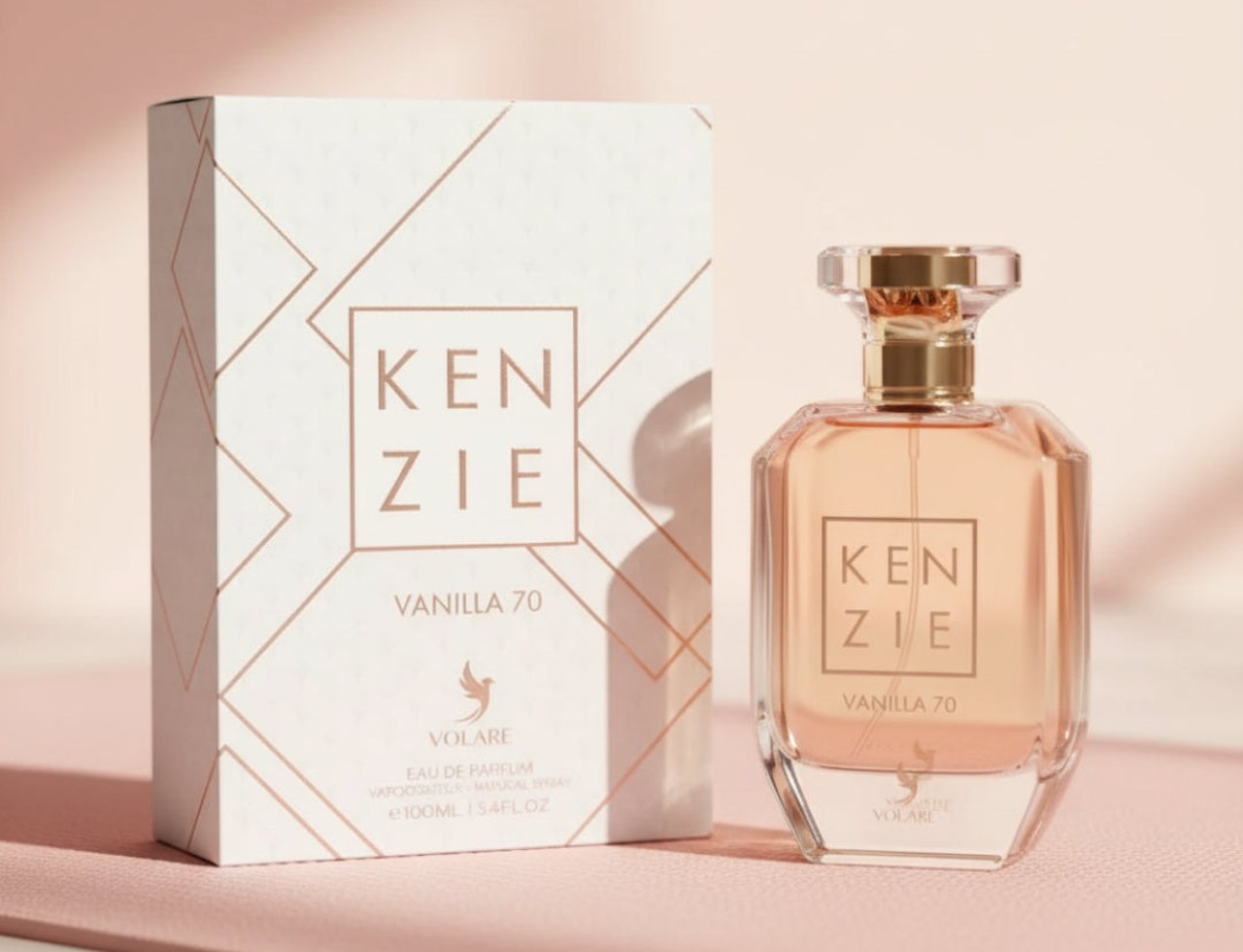 Volare Vanilla 70 Kenzie Eau de Parfum — Kotak putih bercorak geometri terletak bersebelahan botol minyak wangi kaca berfaset dengan penutup emas, kedua-duanya memaparkan label KENZIE VANILLA 70.
