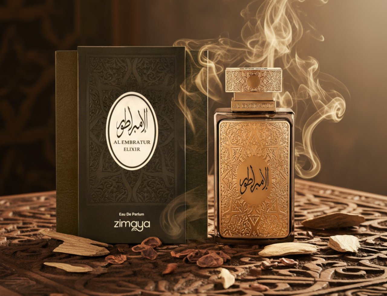 Zimaya Al Embratur Elixir by Zimaya 100ml EDP — Botol minyak wangi berukir emas dan kotak hijau gelapnya terletak di atas permukaan kayu berukir dengan serpihan oud bertaburan dan asap naik.