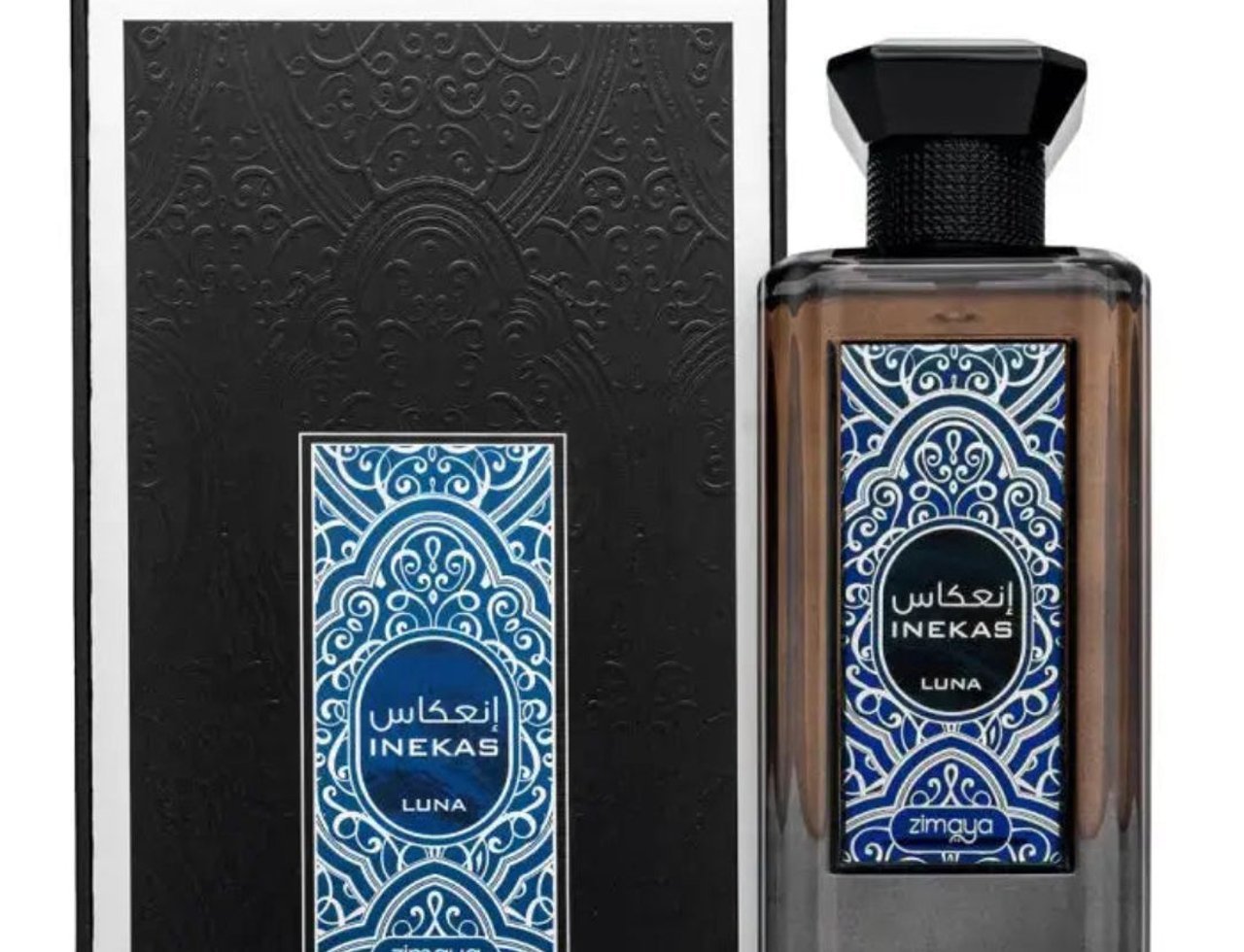 Zimaya Inekas Luna by Zimaya 100ml EDP Men — Botol minyak wangi kaca gelap dengan label corak biru putih, bersebelahan kotak hadiah bertekstur hitam yang sepadan dengan sisipan corak biru putih.