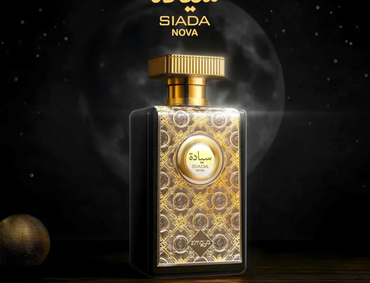 Zimaya Siada Nova — Botol minyak wangi hitam dengan corak emas berukir, penutup emas, berlatar belakang gelap dengan bulan besar dan taburan bintang.