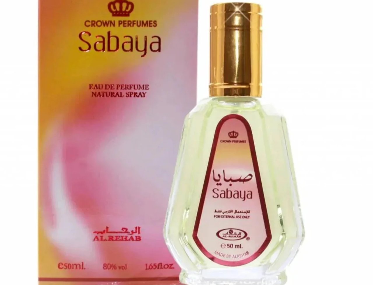 Al Rehab Sabaya by Al-Rehab 50ml EDP — Set wangian Sabaya oleh Al Rehab, terdiri daripada botol kaca jernih dengan penutup emas berkilat dan kotak kadbod berwarna kuning keemasan dengan corak merah jambu.
