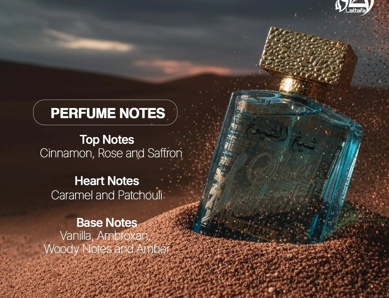 Lattafa Sheikh Al Shuyukh Supreme by Lattafa 100ml — Botol minyak wangi biru jernih dengan penutup emas berkilauan, diletakkan di atas timbunan pasir coklat dengan nota minyak wangi tersenarai di sebelah kiri.