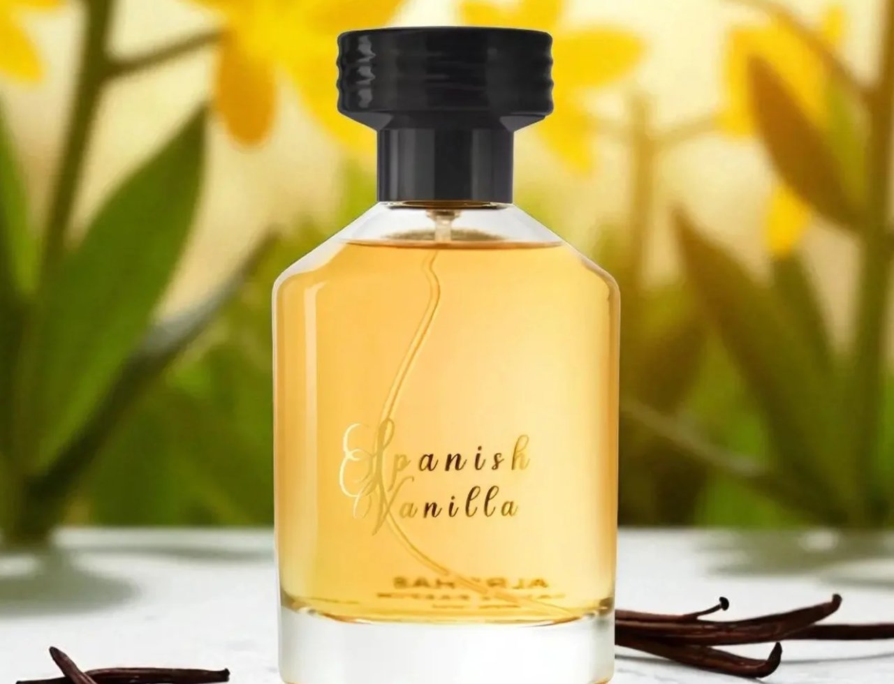 Al Rehab Spanish Vanilla Eau De Parfum 100ml — Botol minyak wangi jernih berisi cecair keemasan, berlatar belakang bunga kuning dan daun hijau, dengan batang vanila di hadapan.