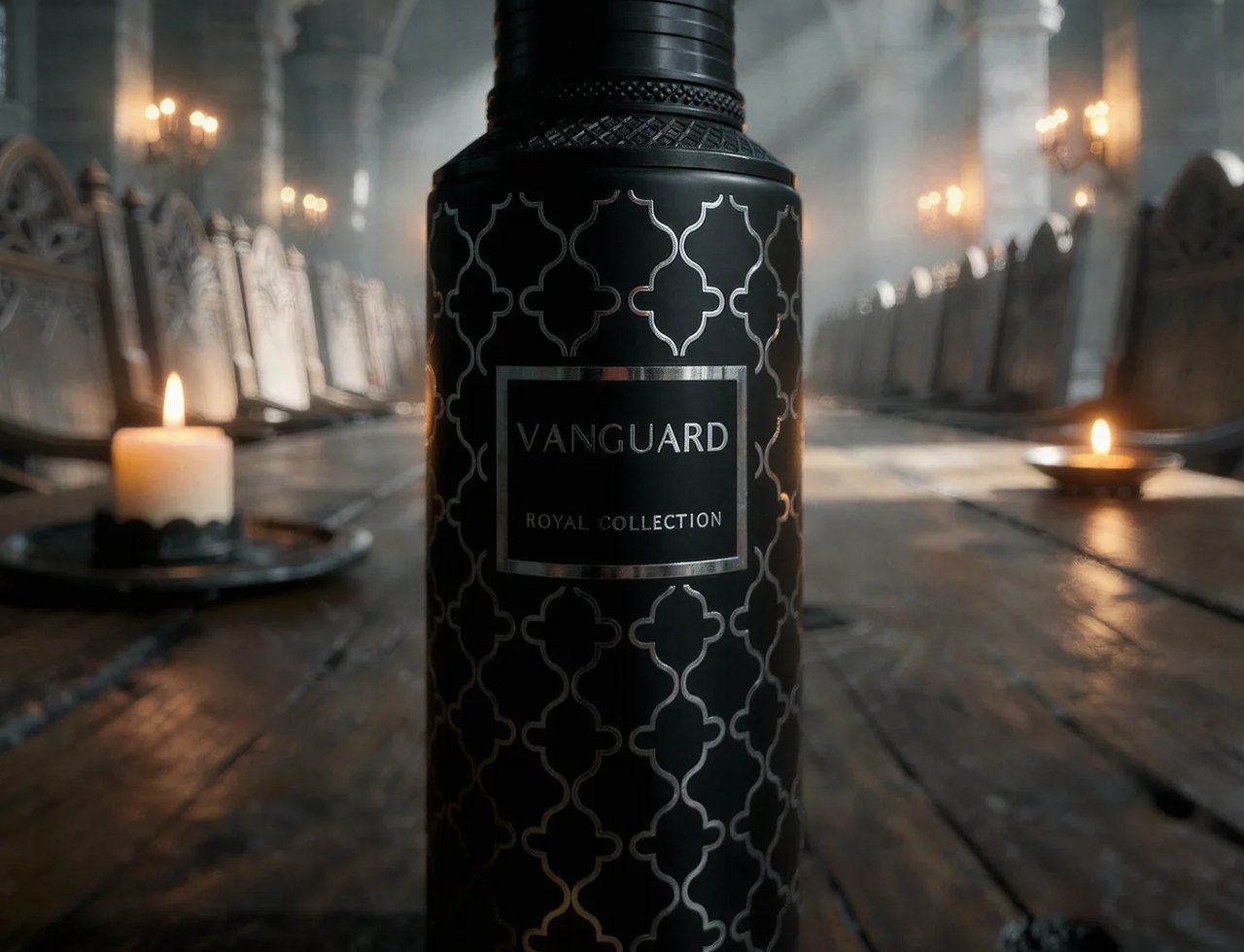 Vanguard by Maison Asrar 100ml EDP Unisex — Botol hitam bermotif perak, diletakkan di atas meja kayu dalam dewan megah malap dengan meja panjang dan lilin menyala.