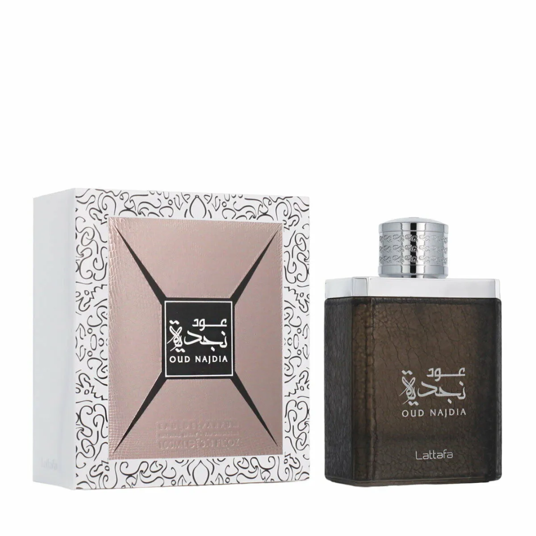 Lattafa Oud Najdia — Botol minyak wangi dan kotaknya dipamerkan bersebelahan di atas latar putih. Kotak mempunyai ukiran berkerawang yang rumit dan panel emas ros dengan logo produk.