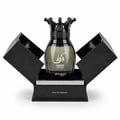 Zimaya Kibria Supremo by Zimaya 100ml Man — Botol minyak wangi kaca kelabu gelap dengan penutup hitam berbentuk mahkota, dipamerkan dalam kotak hitam terbuka bersayap.