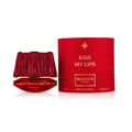 Maison Asrar Kiss My Lips by Maison Asrar 90ml EDP Unisex — Botol minyak wangi berpenutup merah bertekstur dengan trim emas, bersebelahan kotak silindernya yang berwarna merah padan dengan teks emas.
