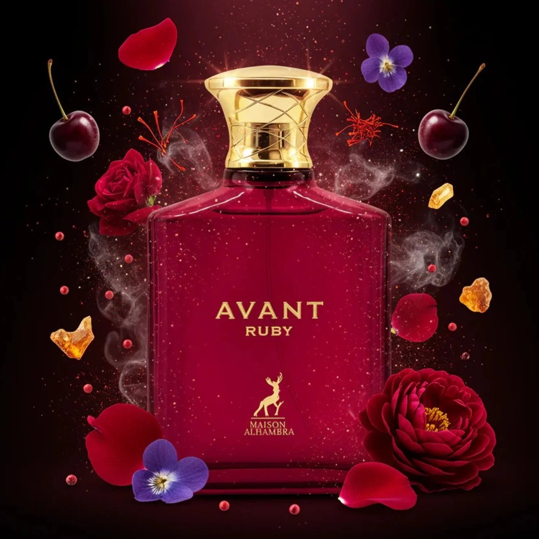 Maison Alhambra Avant Ruby Eau De Parfum 100ml — Botol wangian merah berkilauan dengan penutup emas, dikelilingi kelopak mawar merah, buah ceri, bunga ungu, dan ketulan ambar di latar belakang gelap.