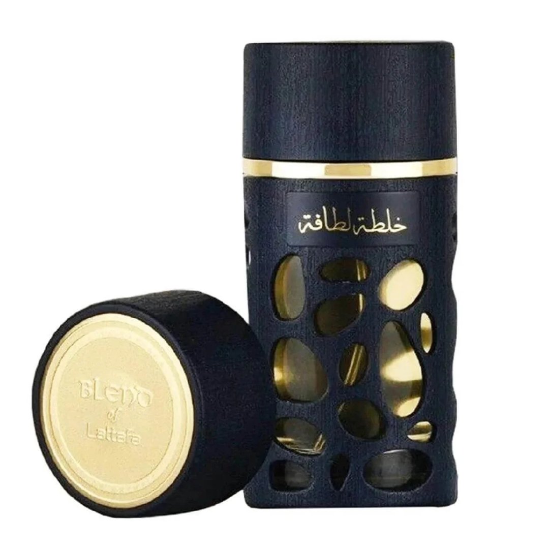 Lattafa Khalta Blend Of Lattafa Eau De Parfum 100ml — Botol minyak wangi gelap berlubang dengan penutup emas di sebelah, penutupnya diletakkan di atas meja dengan tulisan emas.