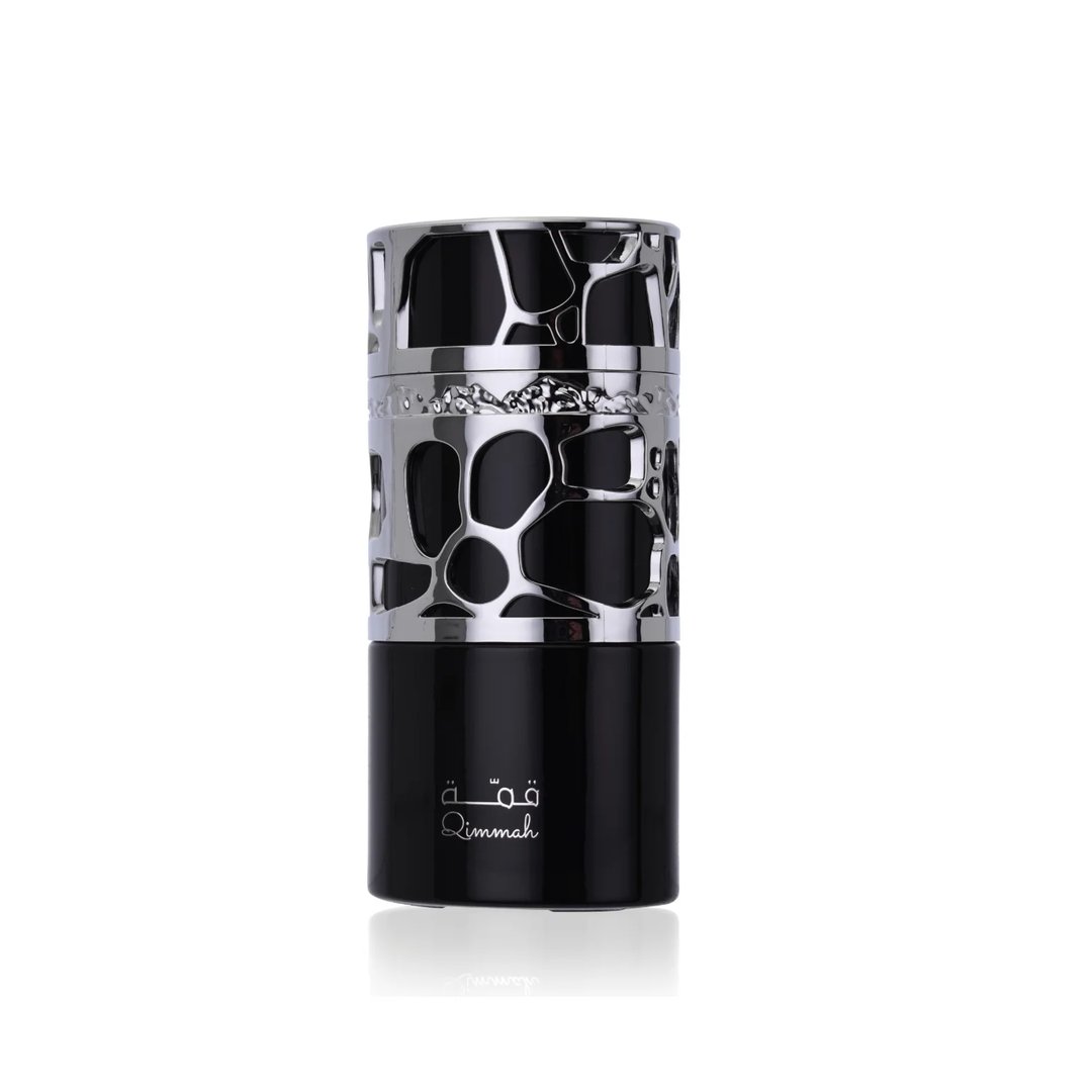 Lattafa Lattafa Qimmah Eau De Parfum for Men 100ml — Botol wangian hitam dengan rekaan perak berlubang menyerupai batu, tulisan 'Qimmah' di bahagian bawah